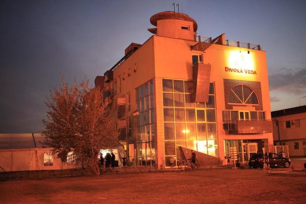 Hotel And Park Divoka Voda Bratislava Ngoại thất bức ảnh